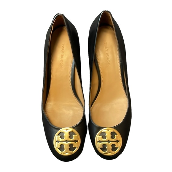 EUC Tory Burch Chelsea black leather heels with gold logo buckle, size 6 - Picture 5 of 9